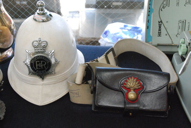 イギリスの警官用カストディアンヘルメット | 骨董品の買取なら杉並区 ...