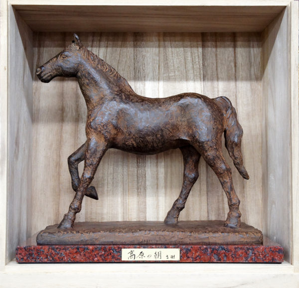 彫刻家 富永直樹 のブロンズ馬像『高原の朝』を店頭販売しております 