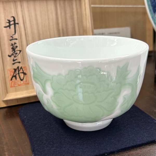 井上萬二 作 白磁緑釉牡丹彫文の抹茶碗を、 慈光店頭にて販売しており
