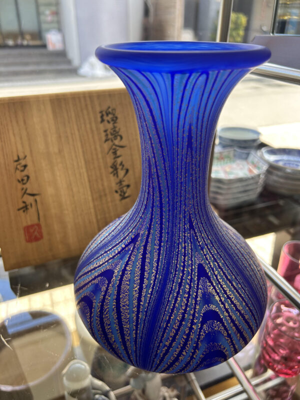岩田久利 作、瑠璃金彩壺を慈光店頭にて販売しております。A lapis 